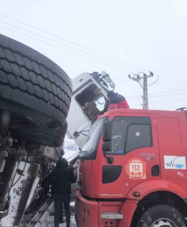 vanin-ercis-ilcesinde-tir-kazasi-rN5dhLMp.jpg
