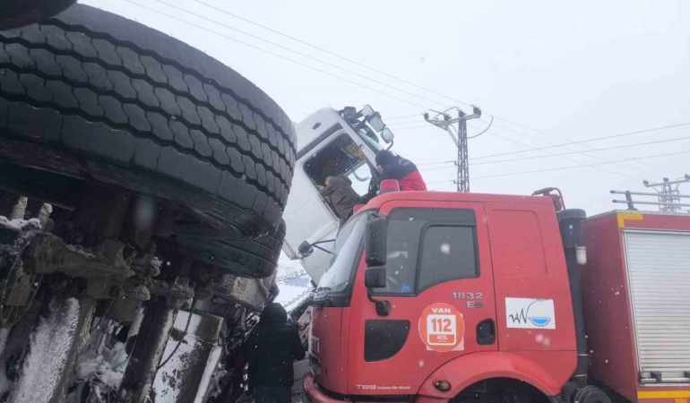 vanin-ercis-ilcesinde-tir-kazasi-rN5dhLMp.jpg