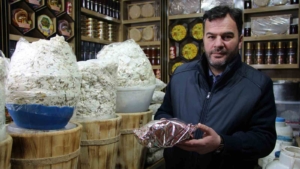 vanlilar-bayramda-sevdiklerine-ozel-otlu-peynir-hediye-ediyor-rVA7Mmgx.jpg