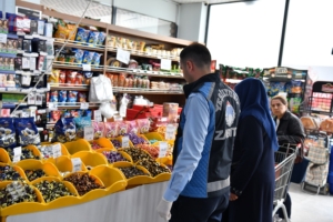 yesilyurt-belediyesi-zabitasi-bayram-denetimlerini-artirarak-guvenligi-sagliyor-PdHxLbRa.jpg