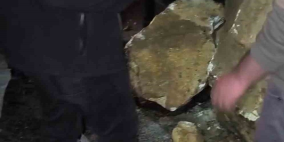 Yüksekova-Van Karayolu’nda Düşen Kaya Parçaları Panik Yarattı Yüksekova-Van Karayolu’nda Düşen Kaya Parçaları Panik Yarattı