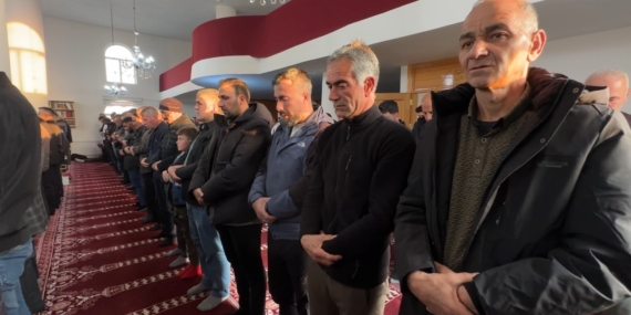 Yüksekova'da Bayram Namazı Coşkusu: Camilere Akın Etme Anları Yüksekova’da Bayram Namazı Coşkusu: Camilere Akın Etme Anları
