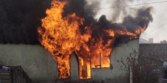 Yüksekova'da İftar Vakti Yangın Paniği: Ekipler Hızla Müdahale Etti Yüksekova’da İftar Vakti Yangın Paniği: Ekipler Hızla Müdahale Etti