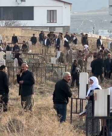 yuksekovada-mezarliklara-yogun-ilgi-gosterildi-fl4gF6Kh.jpg