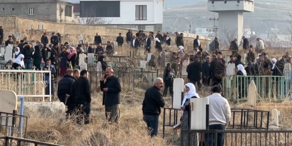 Yüksekova'da Mezarlıklara Yoğun İlgi Gösterildi Yüksekova’da Mezarlıklara Yoğun İlgi Gösterildi