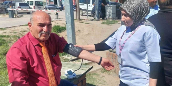 Akçadağlı Öğrenciler, Halkın Şeker ve Tansiyonunu Ölçerek Sağlık Bilinci Oluşturdu