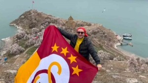 akdamar-adasinda-galatasaray-bayraginin-gurur-dolu-dalgalanisi-xi34DDVB.jpg