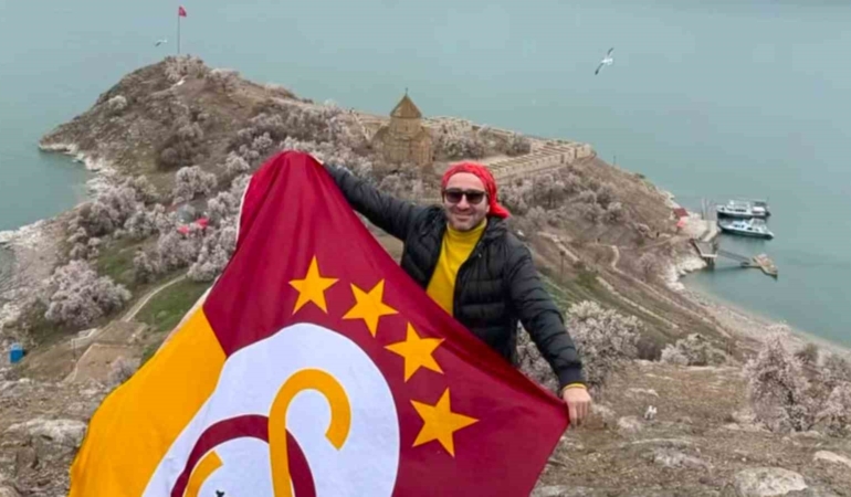 akdamar-adasinda-galatasaray-bayraginin-gurur-dolu-dalgalanisi-xi34DDVB.jpg