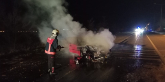 Alev Alev Yanan Kaza Yapmış Otomobil Alev Alev Yanan Kaza Yapmış Otomobil