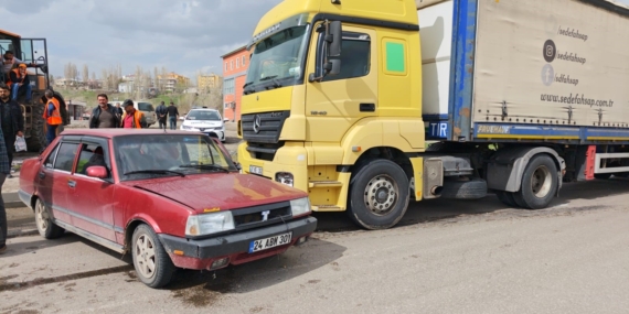 Aşkale'de Tırın Otomobili Sürüklediği Kaza: 3 Yaralı Aşkale’de Tırın Otomobili Sürüklediği Kaza: 3 Yaralı