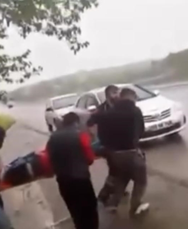 batmanda-arac-sarampole-yuvarlandi-3-kisi-yaralandi-neyZTBQg.jpg