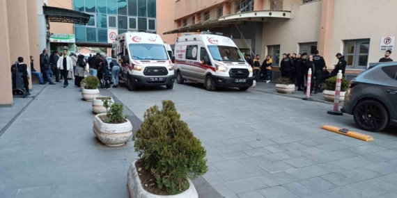 Batman'da Düğün Salonunda Bıçaklı Kavga: 3 Kişi Yaralandı Batman’da Düğün Salonunda Bıçaklı Kavga: 3 Kişi Yaralandı