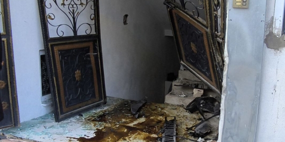 Batman'da Kontrolden Çıkan Otomobil, Bina Duvarını Aşarak İçeri Girdi Batman’da Kontrolden Çıkan Otomobil, Bina Duvarını Aşarak İçeri Girdi