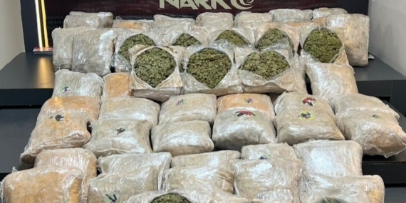 Batman'da Otomobilde 39 Kilo 400 Gram Skunk Yakalandı: Uyuşturucu Operasyonu Batman’da Otomobilde 39 Kilo 400 Gram Skunk Yakalandı: Uyuşturucu Operasyonu