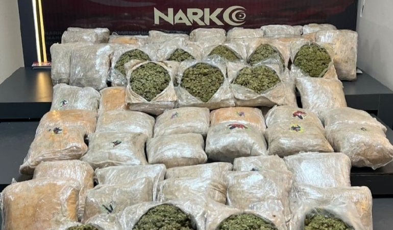 batmanda-otomobilde-39-kilo-400-gram-skunk-yakalandi-uyusturucu-operasyonu-xC2tK3yB.jpg