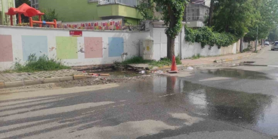 Batman'da Su Patlağı, Mahalleyi Göl Haline Getirdi! Batman’da Su Patlağı, Mahalleyi Göl Haline Getirdi!