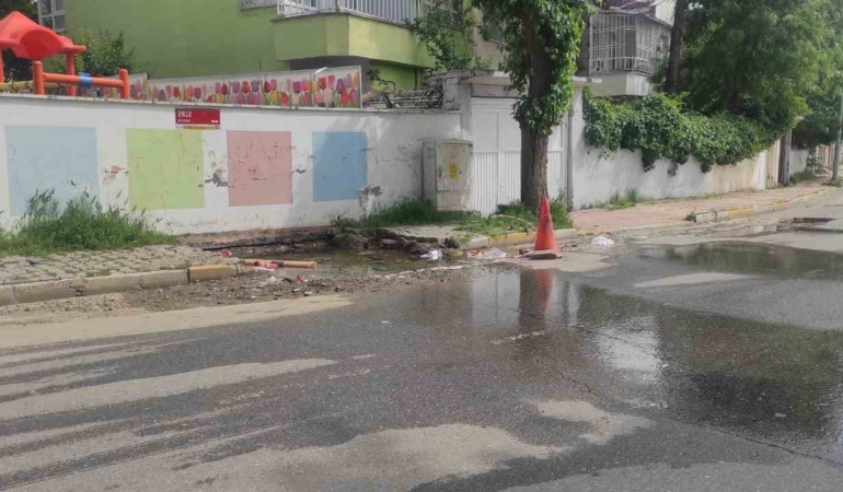 batmanda-su-patlagi-mahalleyi-gol-haline-getirdi-5dEMig5a.jpg