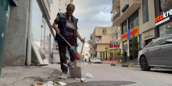 Batman'da Vatandaşın Özverisi: Temizlenmeyen Sokağı Kendi Eliyle Süpürdü Batman’da Vatandaşın Özverisi: Temizlenmeyen Sokağı Kendi Eliyle Süpürdü