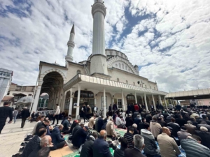 bayram-sonrasi-cuma-namazi-yogun-katilimla-gerceklesen-manevi-bir-bulusma-d9Ef2qzE.jpg