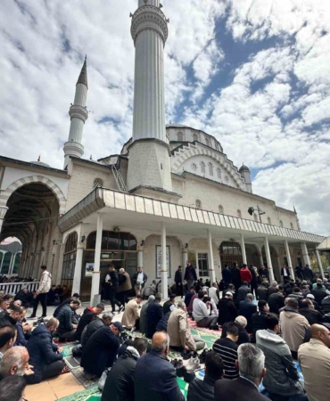 bayram-sonrasi-cuma-namazi-yogun-katilimla-gerceklesen-manevi-bir-bulusma-d9Ef2qzE.jpg