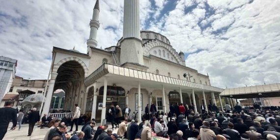 Bayram Sonrası Cuma Namazı: Yoğun Katılımla Gerçekleşen Manevi Bir Buluşma Bayram Sonrası Cuma Namazı: Yoğun Katılımla Gerçekleşen Manevi Bir Buluşma