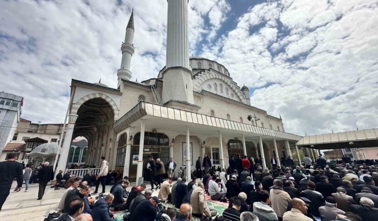 bayram-sonrasi-cuma-namazi-yogun-katilimla-gerceklesen-manevi-bir-bulusma-d9Ef2qzE.jpg