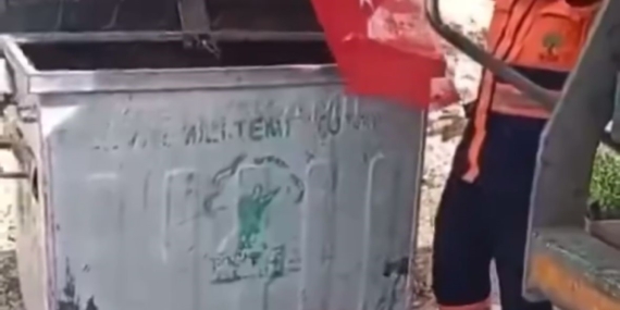 Belediye Temizlik İşçisi, Çöpte Bulduğu Türk Bayrağını Öperek Saygı Duruşunda Bulundu