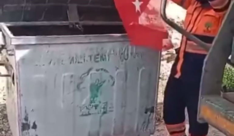 belediye-temizlik-iscisi-copte-buldugu-turk-bayragini-operek-saygi-durusunda-bulundu-4gVJBJQT.jpg