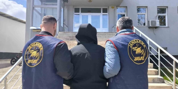 Bingöl'de Aranan İki Şüphelinin Yakalanma Anı Bingöl’de Aranan İki Şüphelinin Yakalanma Anı