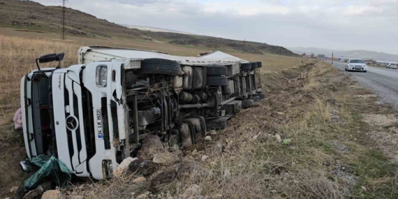 Bitlis'te Meyve Suyu Yüklü TIR Şarampole Devrildi: Olayın Ayrıntıları Bitlis’te Meyve Suyu Yüklü TIR Şarampole Devrildi: Olayın Ayrıntıları