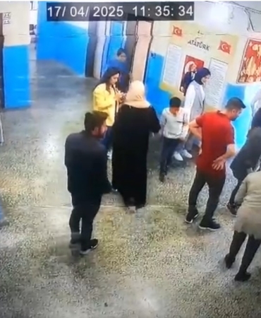 bogazinda-dili-sikisan-ogrenciyi-mudur-yardimcisi-kurtardi-o-anlar-kamerada-ubZRTIXa.jpg