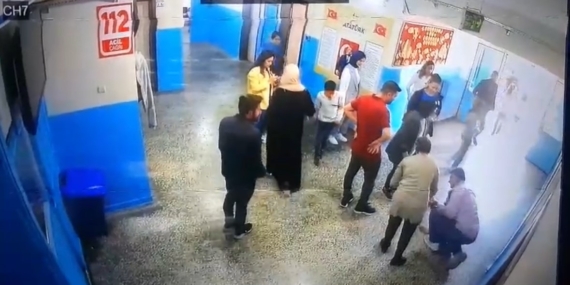 Boğazında Dili Sıkışan Öğrenciyi Müdür Yardımcısı Kurtardı: O Anlar Kamerada!