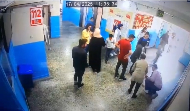 bogazinda-dili-sikisan-ogrenciyi-mudur-yardimcisi-kurtardi-o-anlar-kamerada-ubZRTIXa.jpg