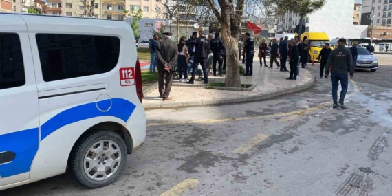 Cadde Ortasında Husumetlisini Bıçakla Yaraladı: Olayın Ayrıntıları Cadde Ortasında Husumetlisini Bıçakla Yaraladı: Olayın Ayrıntıları