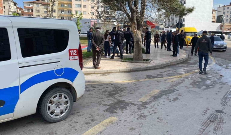 cadde-ortasinda-husumetlisini-bicakla-yaraladi-olayin-ayrintilari-p4eT4AMt.jpg