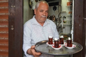 cayci-ismet-ustanin-35-yildir-sicak-cayla-dolu-1-metrekarelik-dukk-ni-JCibUeIw.jpg