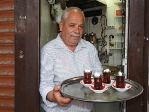 cayci-ismet-ustanin-35-yildir-sicak-cayla-dolu-1-metrekarelik-dukk-ni-JCibUeIw.jpg