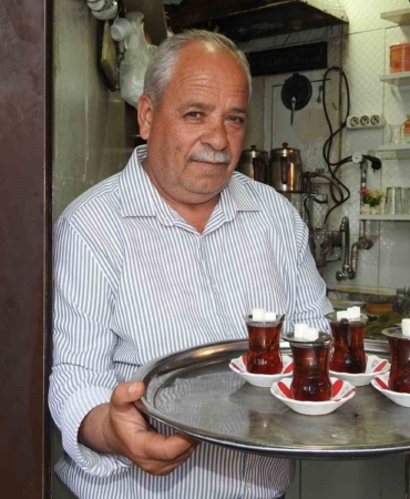 cayci-ismet-ustanin-35-yildir-sicak-cayla-dolu-1-metrekarelik-dukk-ni-JCibUeIw.jpg