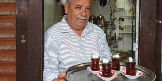 Çaycı İsmet Usta'nın 35 Yıldır Sıcak Çayla Dolu 1 Metrekarelik Dükkânı Çaycı İsmet Usta’nın 35 Yıldır Sıcak Çayla Dolu 1 Metrekarelik Dükkânı