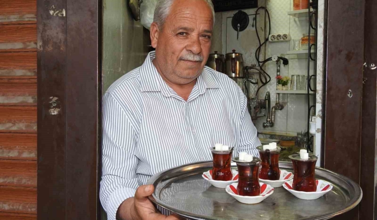 cayci-ismet-ustanin-35-yildir-sicak-cayla-dolu-1-metrekarelik-dukk-ni-JCibUeIw.jpg