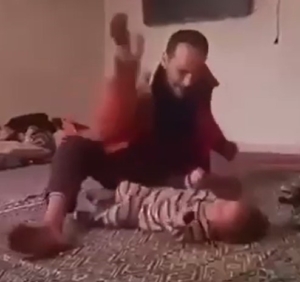 cocuguna-surekli-siddet-uygulayan-cani-baba-tutuklandi-gozler-simdi-adaletin-uzerinde-AwYXrVhx.jpg