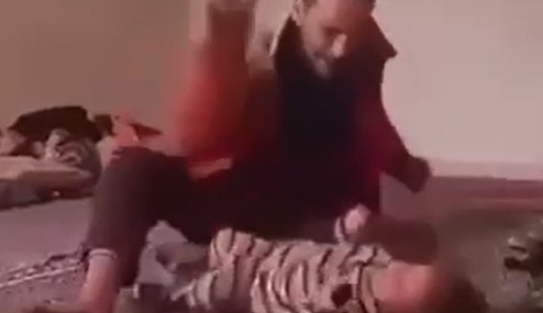 Çocuğuna Sürekli Şiddet Uygulayan Cani Baba Tutuklandı: Gözler Şimdi Adaletin Üzerinde Çocuğuna Sürekli Şiddet Uygulayan Cani Baba Tutuklandı: Gözler Şimdi Adaletin Üzerinde