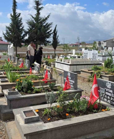 depremde-sevdiklerini-yitirenlerin-huzunlu-bayrami-587u9L4K.jpg