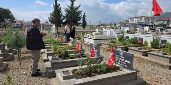 Depremde Sevdiklerini Yitirenlerin Hüzünlü Bayramı Depremde Sevdiklerini Yitirenlerin Hüzünlü Bayramı