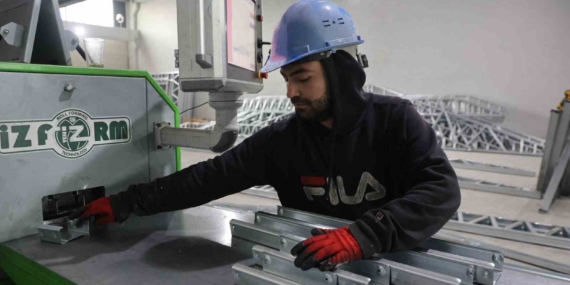 Depremin Ardından Kurulan Çelik Konstrüksiyon Fabrikası ile 20 Kişiye Yeni İstihdam Fırsatı Depremin Ardından Kurulan Çelik Konstrüksiyon Fabrikası ile 20 Kişiye Yeni İstihdam Fırsatı