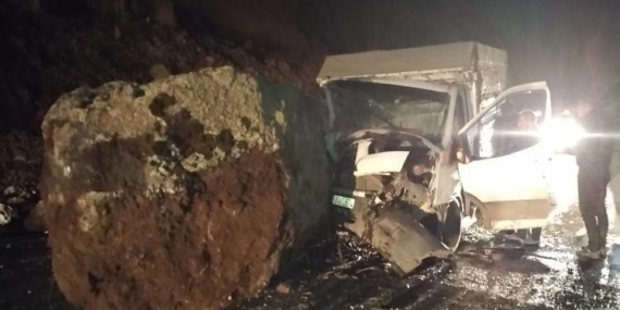 Dev Kaya, Yoldan Geçen Araçların Üzerine Düştü: O Anlar Kamerada! Dev Kaya, Yoldan Geçen Araçların Üzerine Düştü: O Anlar Kamerada!