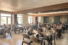 diclede-ilkokul-ogrencileri-mehmetcikle-fidan-dikti-gelecege-yesil-bir-adim-5itzVTyM.jpg