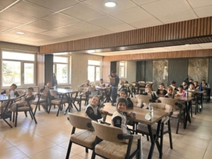 diclede-ilkokul-ogrencileri-mehmetcikle-fidan-dikti-gelecege-yesil-bir-adim-5itzVTyM.jpg