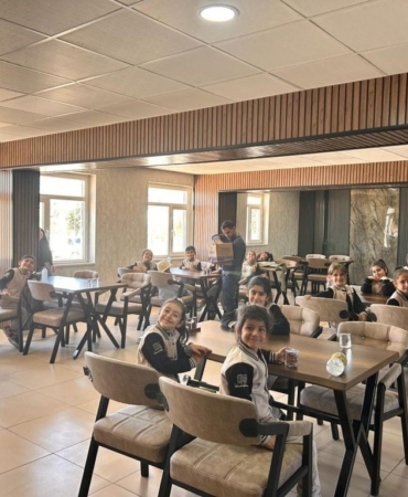 diclede-ilkokul-ogrencileri-mehmetcikle-fidan-dikti-gelecege-yesil-bir-adim-5itzVTyM.jpg