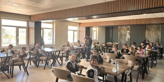 Dicle'de İlkokul Öğrencileri Mehmetçikle Fidan Dikti: Geleceğe Yeşil Bir Adım Dicle’de İlkokul Öğrencileri Mehmetçikle Fidan Dikti: Geleceğe Yeşil Bir Adım